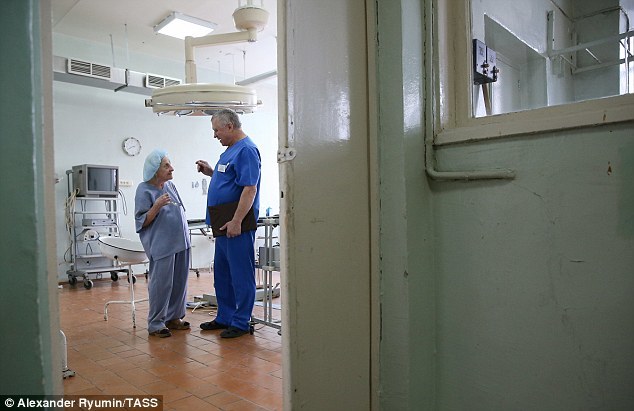 3CB91C6700000578 4180646 Russia s oldest working surgeon chats to a colleague inside one a 9 1485967233162