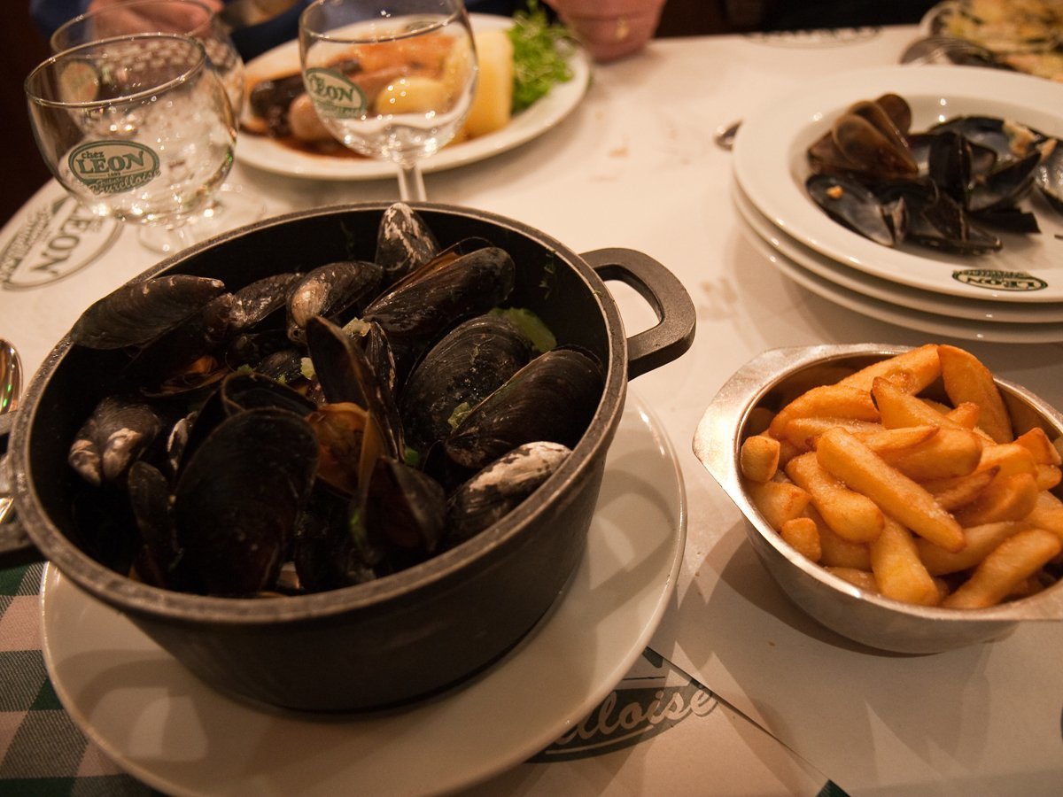dig-into-a-steaming-bowl-of-moules-frites-in-brussels