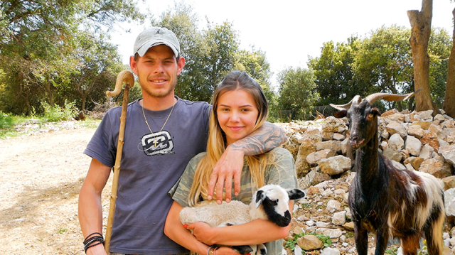 Ζευγάρι νέων άφησε την Αθήνα για χωριό της Αιτωλοακαρνανίας και άλλαξε η ζωή τους