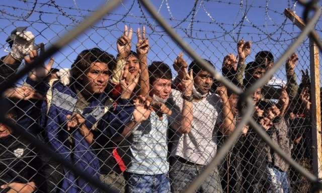 Ψυχρολουσία για την Ελλάδα: Μόνη με τους πρόσφυγες