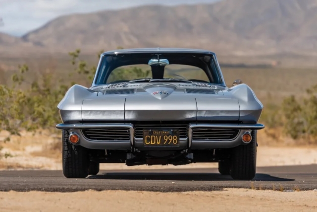 Ανεβάζει τη θερμοκρασία το σούπερ 1963 Chevrolet Corvette Sting Ray