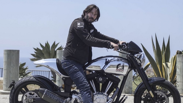 Ο Keanu Reeves μας παρουσιάζει την cool συλλογή μοτοσυκλετών του