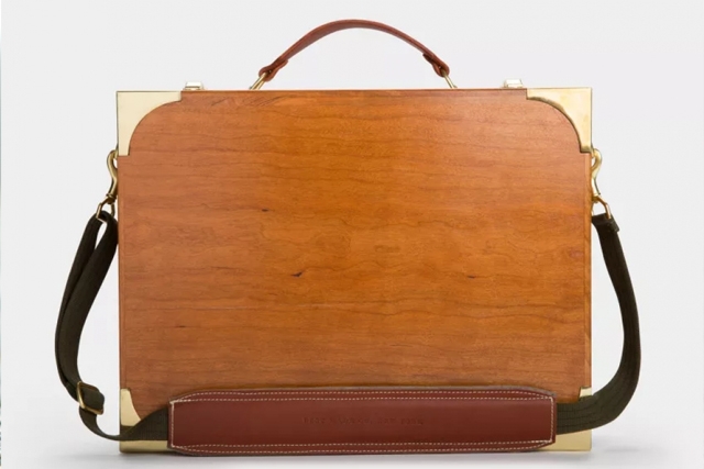 Ένα briefcase – γραφείο, έργο τέχνης