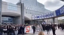 Βρυξέλλες: Οπαδοί του ΠΑΟΚ ζήτησαν δικαίωση για τα Τέμπη με συγκέντρωση έξω από την Ευρωβουλή