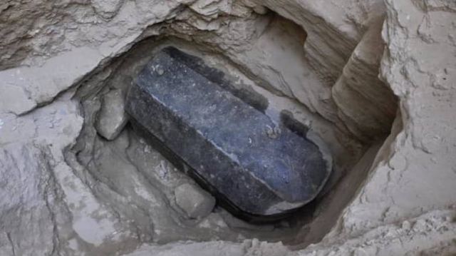 Γρανιτένια σαρκοφάγο της εποχής των Πτολεμαίων ανακάλυψαν οι αρχαιολόγοι
