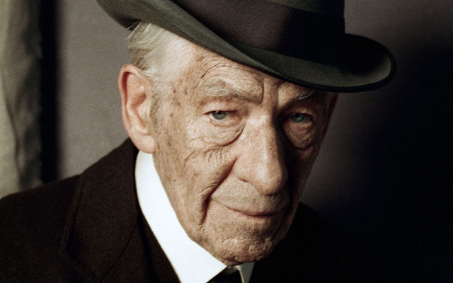 Ο Ian McKellen παίζει τον ηλικιωμένο πια Σέρλοκ Χολμς στην ταινία &quot;Mr Holmes&quot;, η οποία βασίζεται στο σενάριο της νουβέλας του Mitch Cullin, “A Slight Trick Of The Mind” (2005). Με βάση το πολυβραβευμένο μυθιστόρημα, ο διάσημος ντετέκτιβ είναι ο χαρακτήρας που έχουν υποδυθεί περισσότεροι από 70 ηθοποιοί