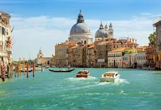 Βενετία και Νάπολη κινδυνεύουν να βυθιστούν
