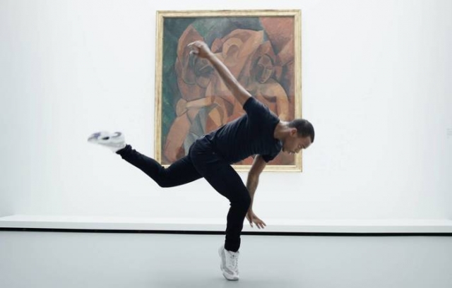 Ένας απίστευτος χορευτής στο Ίδρυμα Louis Vuitton στο Παρίσι