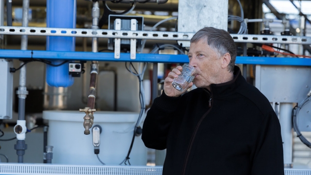 Ο Bill Gates πίνει νερό από ανθρώπινα απόβλητα;