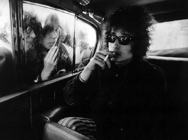 1 bob dylan barry feinstein photography barry feinsteins image of bob dylan in london as fans look into the singers limousine la times