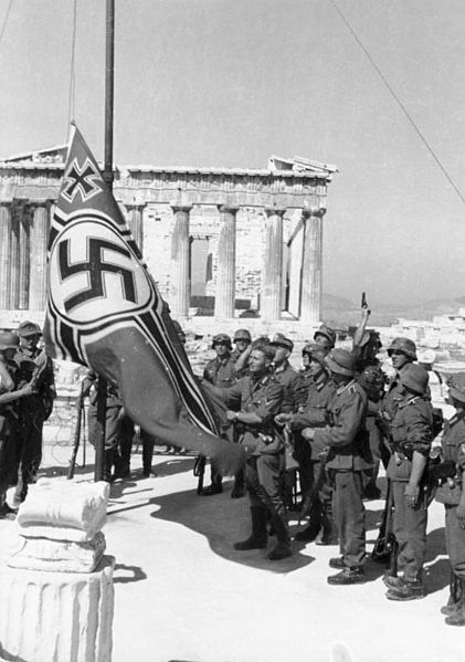 421px Bundesarchiv Bild 101I 164 0389 23A Athen Hissen der Hakenkreuzflagge