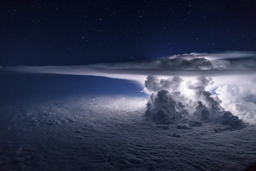 Pilot Flies Above The Thunderstorm To Get A Perfect Shot Of It At 37000 Feet 577fab1cf05ed 880