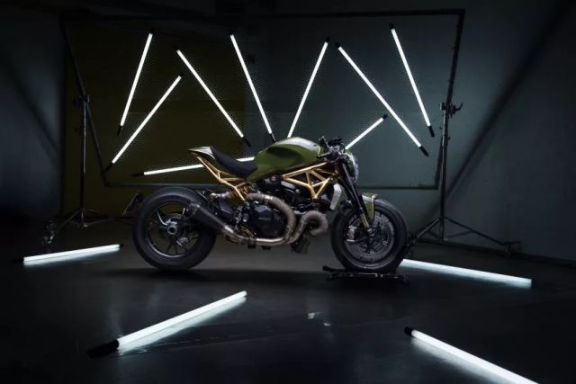 Μια χρυσή Ducati Monster 1200R