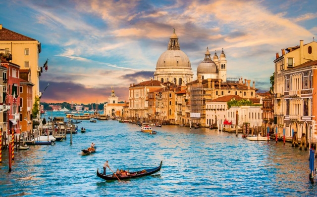 Ασύλληπτη ομορφιά στα κανάλια της Βενετίας(vid)