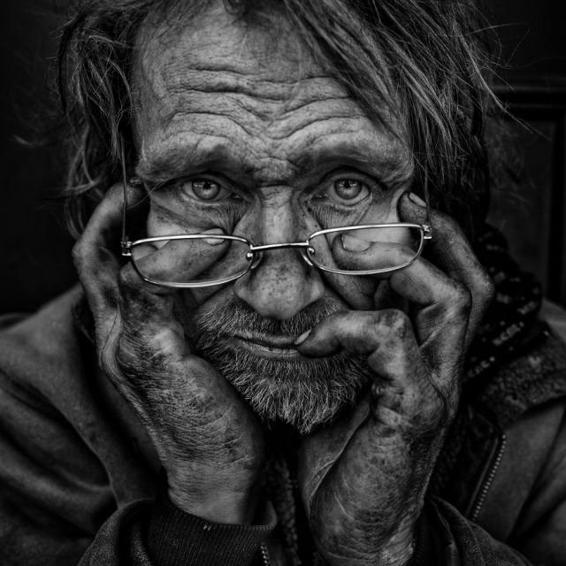 "Φωτογραφίζω τους άστεγους και γίνομαι ένας από αυτούς"