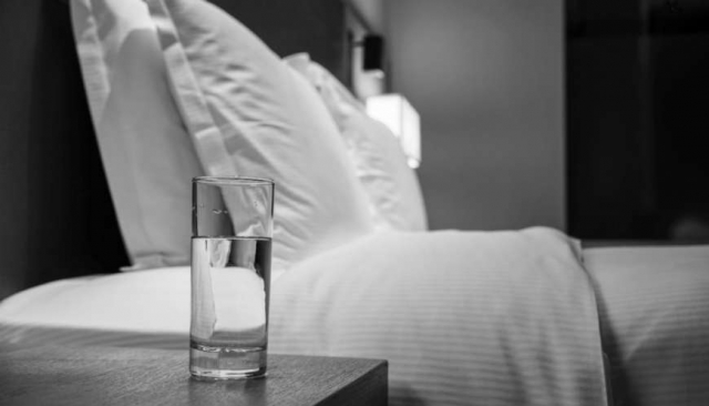Οι κίνδυνοι που κρύβει ένα ποτήρι νερό που έχει μείνει όλη νύχτα στο κομοδίνο