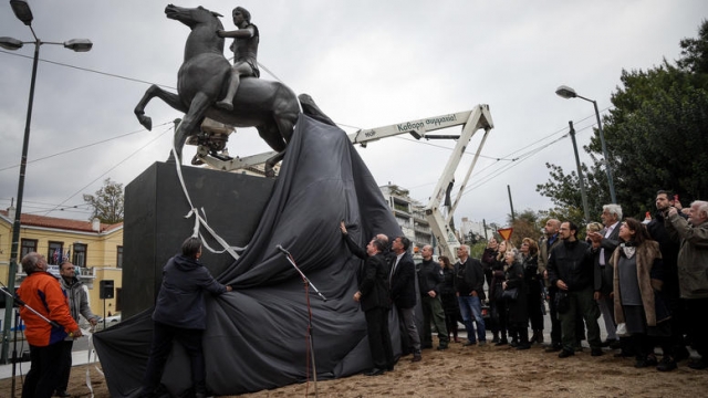 Ο δήμαρχος Αθηναίων αποκάλυψε το άγαλμα του Μεγάλου Αλεξάνδρου