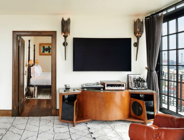 Τα 10 πιο cool ξενοδοχεία με σπάνια ηxοσυστήματα βινυλίου στα δωμάτια