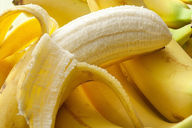 Μην πετάτε τις «κλωστές» από τις μπανάνες
