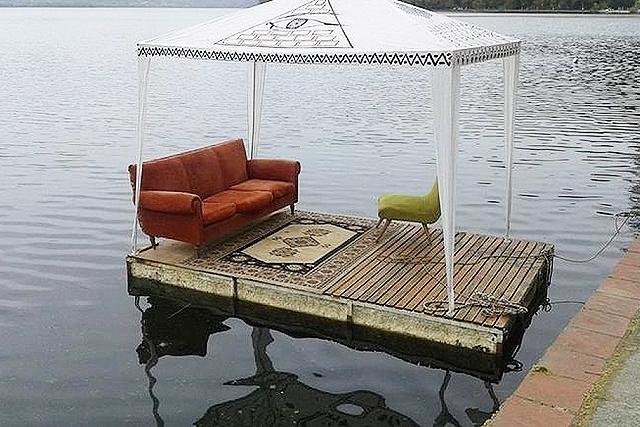 Τι δουλειά έχει ένα σαλόνι μεσ΄ στη λίμνη;