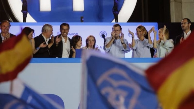 Ψυχρολουσία για Podemos, νίκη για Ραχόι