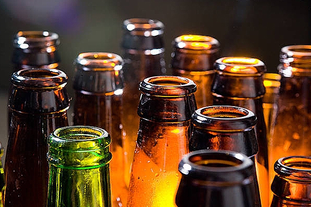 Υπάρχει λόγος που τα μπουκάλια της μπύρας είναι έγχρωμα