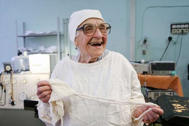 Η 89χρονη χειρουργός που αρνείται να βγει στη σύνταξη!