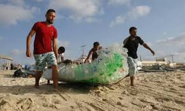 Έφτιαξε μια βάρκα από πλαστικά μπουκάλια για να συντηρεί την οικογένεια του