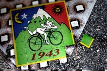 To διάσημο "τρυπάκι" Hofmann, φέρει το έτος σύνθεσης της ουσίας και απεικονίζει την περιβόητη "βόλτα με το ποδήλατο"