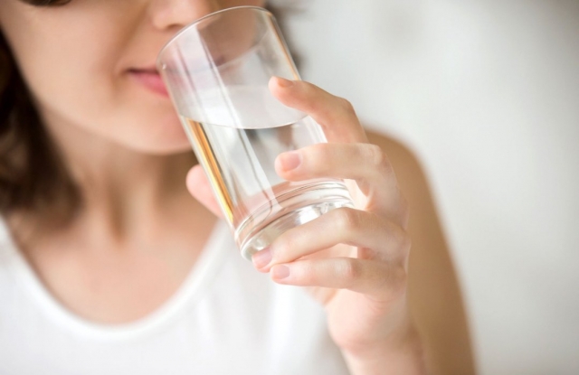 Δείτε τι κάνει ένα ποτήρι νερό με άδειο στομάχι στην υγεία σας