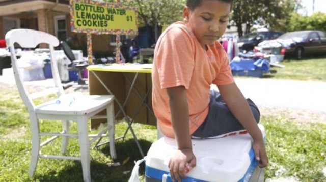 Ένα παιδί πουλάει λεμονάδες για να μαζέψει τα λεφτά της υιοθεσίας του
