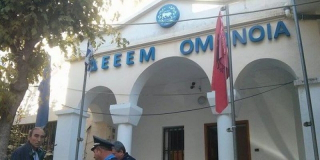 Αλβανία: Έκαψαν την ελληνική σημαία!