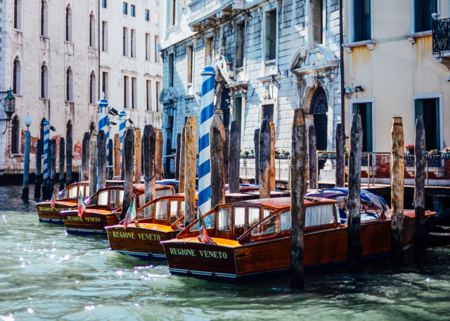 Riva, οι πανέμορφες πλωτές λιμουζίνες της Βενετίας
