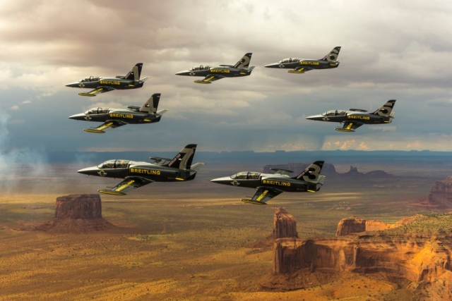 Η ομάδα Jet της Breitling πετά πάνω από τα πιο εντυπωσιακά μνημεία των ΗΠΑ