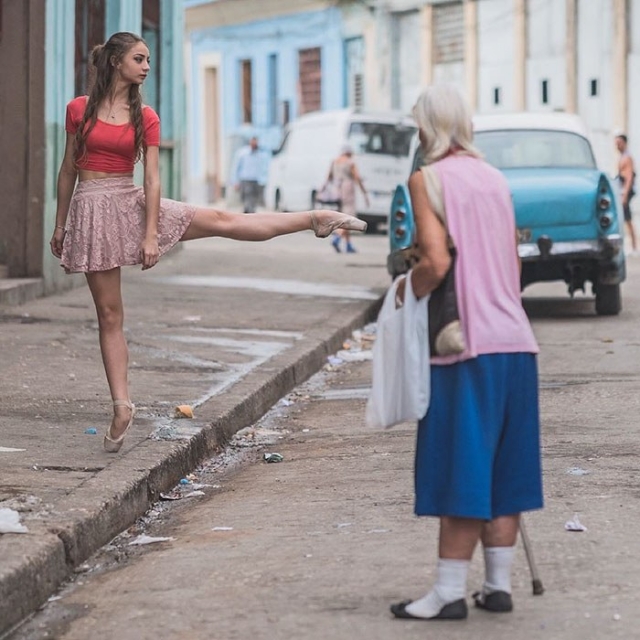 Γιατί χορεύουν στους δρόμους της Κούβας;