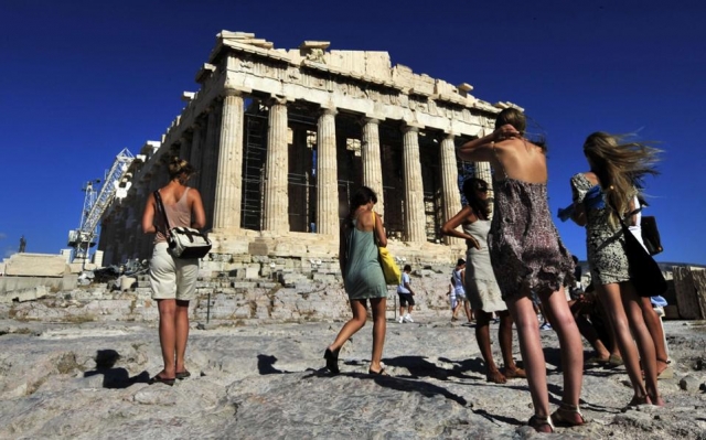 Guardian: θα αντέξει η Ελλάδα την αύξηση τουριστών;