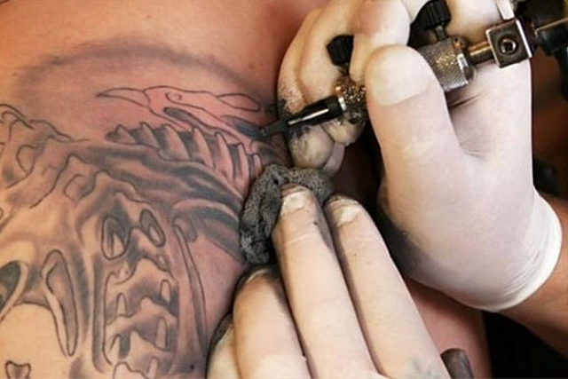 Επικίνδυνα τα μελάνια και η έλλειψη καθαρισμού των εργαλείων  τατουάζ επισημαίνουν οι ειδικοί