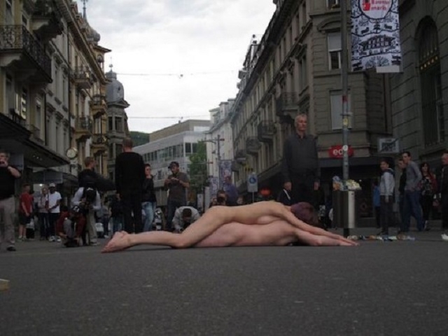 Γυμνά σώματα στους δρόμους της Biel
