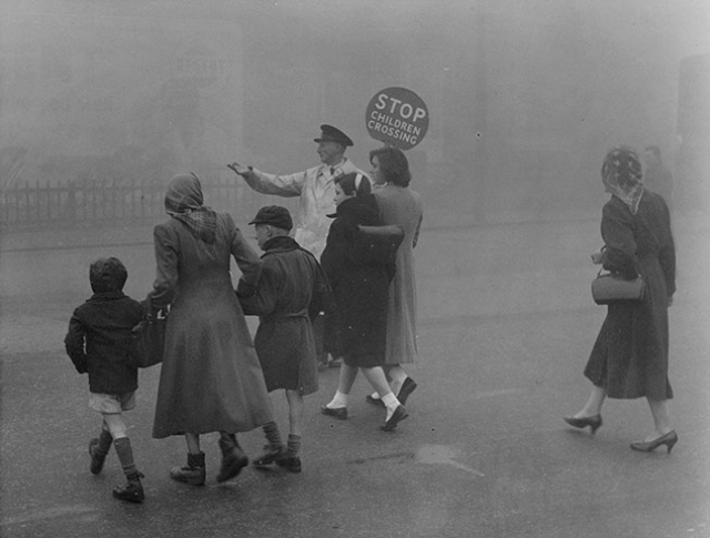 "Great Smog of '52"... όταν οι Λονδρέζοι αναγκάστηκαν να κυκλοφορούν με μάσκες