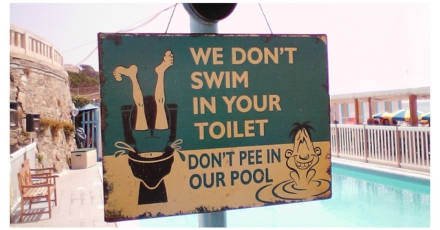 Σε παρακαλώ, κρατήσου όσο βρίσκεσαι στην πισίνα!