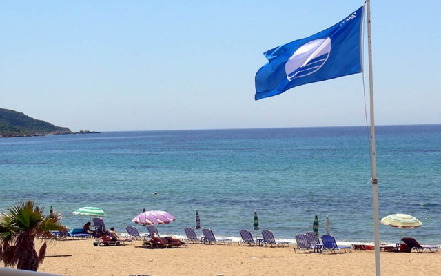 Οι λόγοι που αφαιρέθηκαν οι «Γαλάζιες Σημαίες» από 38 ελληνικές ακτές