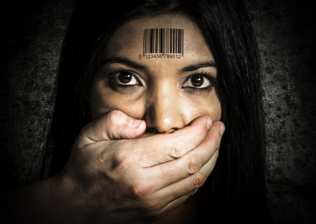 Επτά σημάδια που αποκαλύπτουν τα θύματα του Trafficking