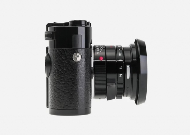 Μια υπέροχη Leica, σε μαύρο δέρμα