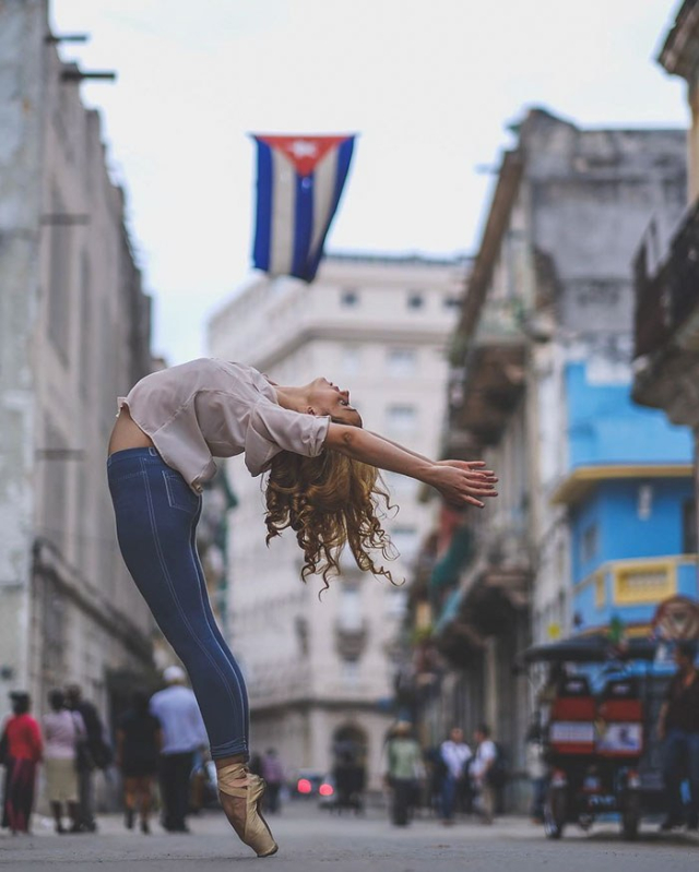 Γιατί χορεύουν στους δρόμους της Κούβας;