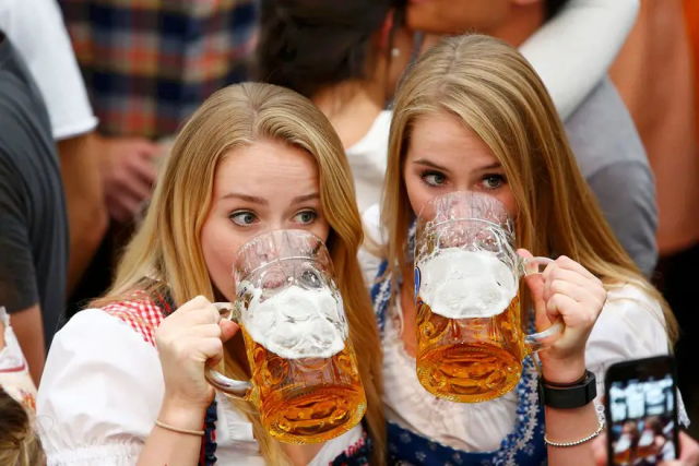 Το μεγαλύτερο φεστιβάλ μπύρας σε εικόνες
