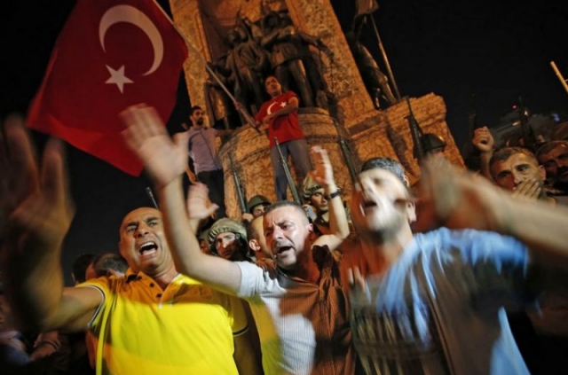 Στους 1.563 οι στρατιωτικοί που συνελήφθησαν στην Τουρκία