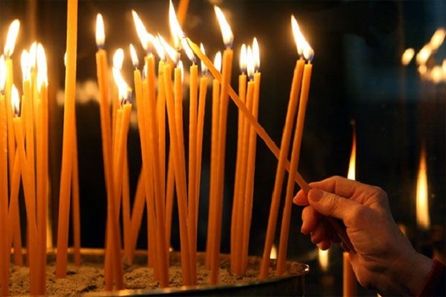 Γιατί ανάβουμε κερί στην Εκκλησία;