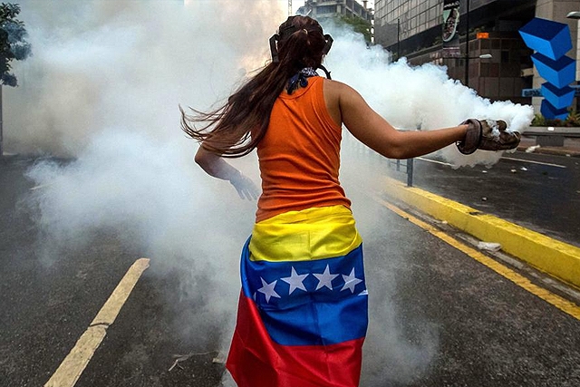 Ο κόσμος σκοτώνεται στη Βενεζουέλα και οι γιοι του ζουν στη χλιδή