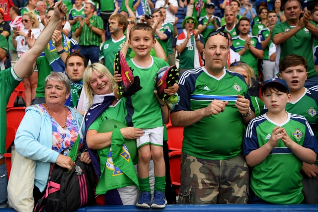 Euro 2016: Το Παρίσι τιμά τους Ιρλανδούς φιλάθλους