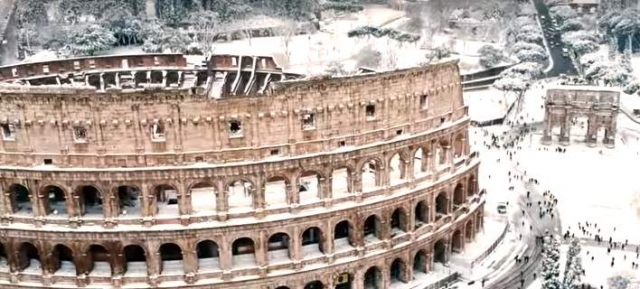 Η απίστευτα, όμορφη χιονισμένη Ρώμη από ψηλά (βίντεο)